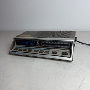 Vintage 80's GE 7-4663A Woodgrain AM/FM Alarm Clock Radio - TESTED
